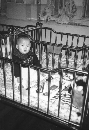 Luna dans son petit lit de l'orphelinat de Shanghai