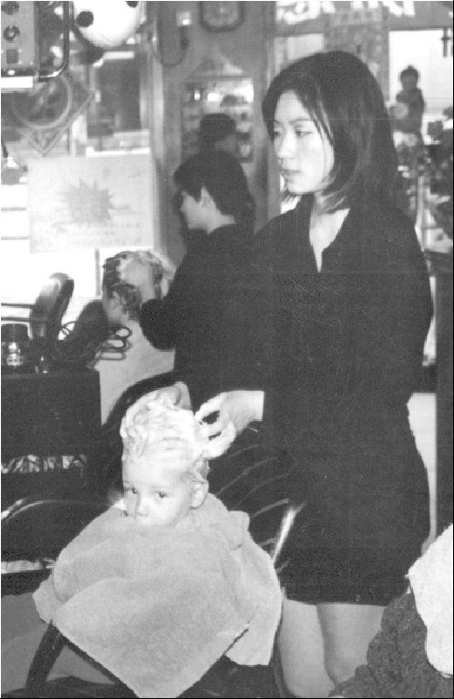 Tom aussi a eu droit à sa jolie masseuse-shampouineuse...