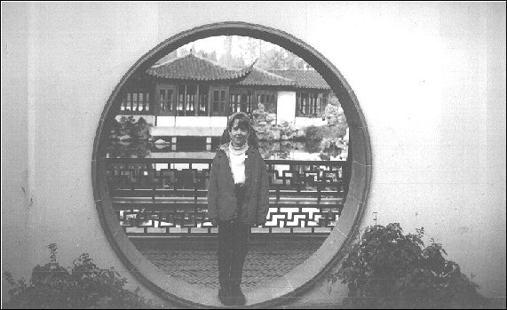 Julie prend la pose dans l’un des jardins de Hangzhou ...