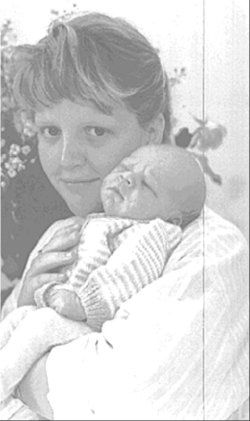 Quelques heures après la naissance, Catherine pose avec son mouveau-né dans les bras. A sa naissance, le petit Tom  pesait  3Kg 420, et mesurait  49 Cm. Sa mine, un peu inquiète, des premiers jours contraste avec son air jovial d’aujourd’hui.