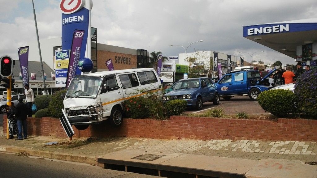 Ce minibus taxi était apparemment très pressé de faire le plein !